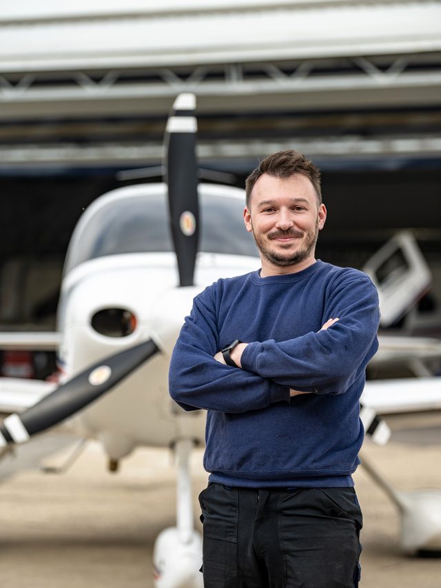 Quentin Quaizac, founder of Brief Aero, in front of a general aviation aircraft